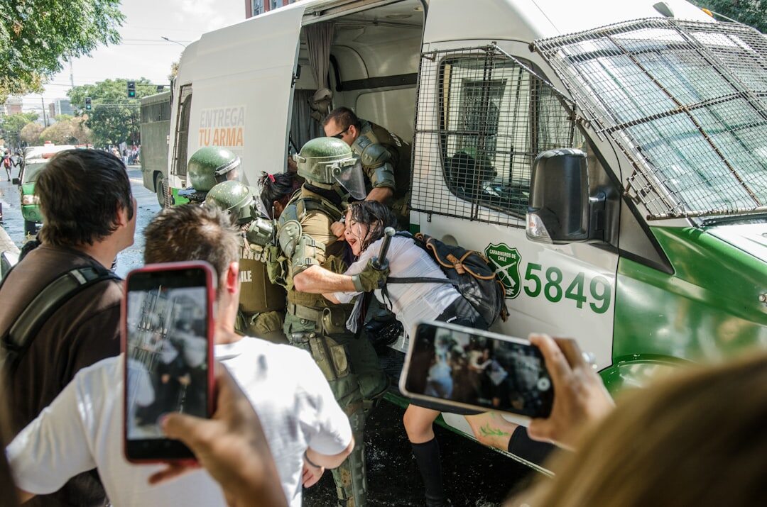 Camion de reportage multicaméra garé devant un lieu d'événement en direct