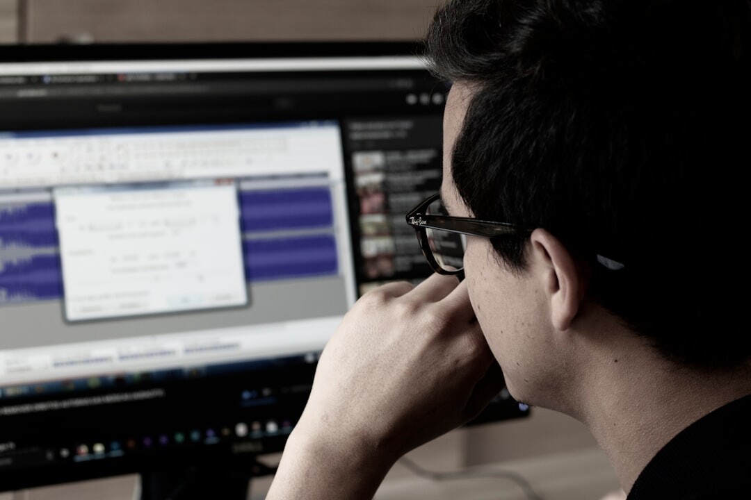 Régie de diffusion en direct avec écrans de contrôle et équipe technique