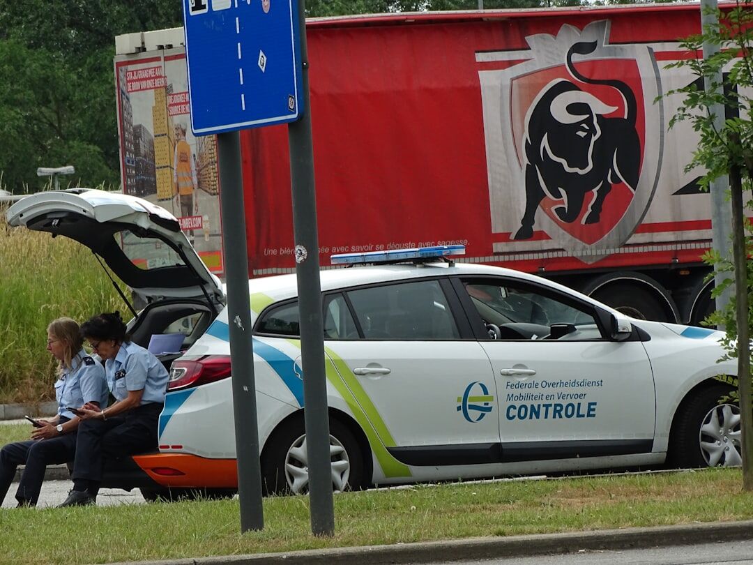 Ordinateur portable affichant un conducteur d'émission avec la régie en arrière-plan